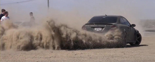 Drifturi si cerculete in desert cu Mercedes CLK63 AMG Black Series