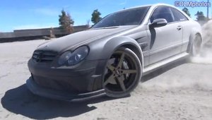 Drifturi si cerculete in desert cu Mercedes CLK63 AMG Black Series