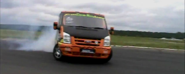 Drifturi spectaculoase cu un Ford Transit V8 - VIDEO!