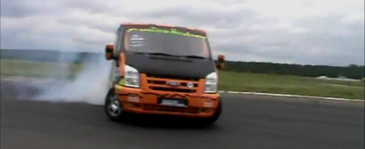 Drifturi spectaculoase cu un Ford Transit V8 - VIDEO!