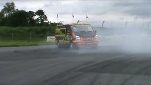 Drifturi spectaculoase cu un Ford Transit V8