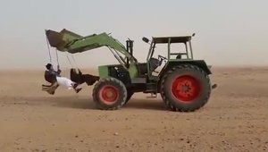 Drifturile cu arabi nu mai sunt la moda: tractorul-leagan este DA SH*T!