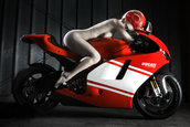 Ducati Desmo - Pictorial cu motociclete sexy si femei nud