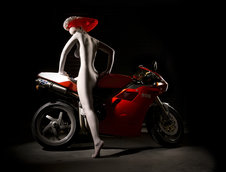 Ducati Desmo - Pictorial cu motociclete sexy si femei nud