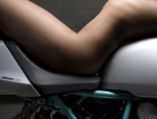 Ducati Desmo - Pictorial cu motociclete sexy si femei nud