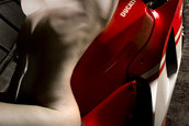 Ducati Desmo - Pictorial cu motociclete sexy si femei nud