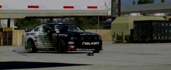 Duel in Drifturi: Ford Mustang versus Ford Mustang... radiocomandat