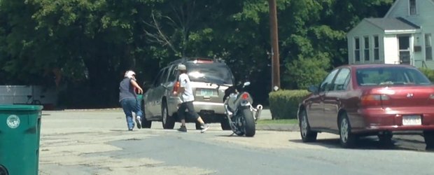 Dumb and Dumber: un motociclist si un sofer se iau ca fraierii la cafteala