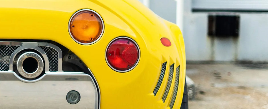 E aproape imposibil sa gasesti una de cumparat. Masina din 2008 are un plafon retractabil din material textil si e de peste patru ori mai rara decat un Bugatti de 2.4 milioane euro E aproape imposibil sa gasesti una de cumparat. Masina din 2008 are un plafon retractabil din material textil si e de peste patru ori mai rara decat un Bugatti de 2.4 milioane euro