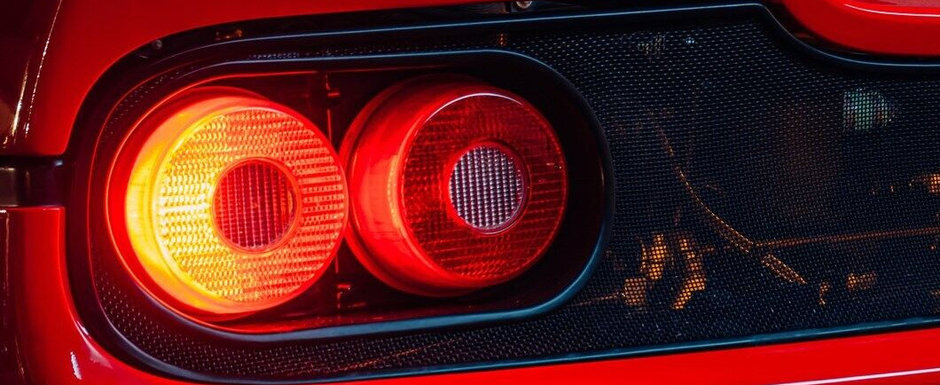 E aproape imposibil sa gasesti una de cumparat. Masina construita in anul 1997 are motor V12 de 4.7 litri si e de 62.5 ori mai rara decat un Bugatti de 2.4 milioane euro E aproape imposibil sa gasesti una de cumparat. Masina construita in anul 1997 are motor V12 de 4.7 litri si e de 62.5 ori mai rara decat un Bugatti de 2.4 milioane euro