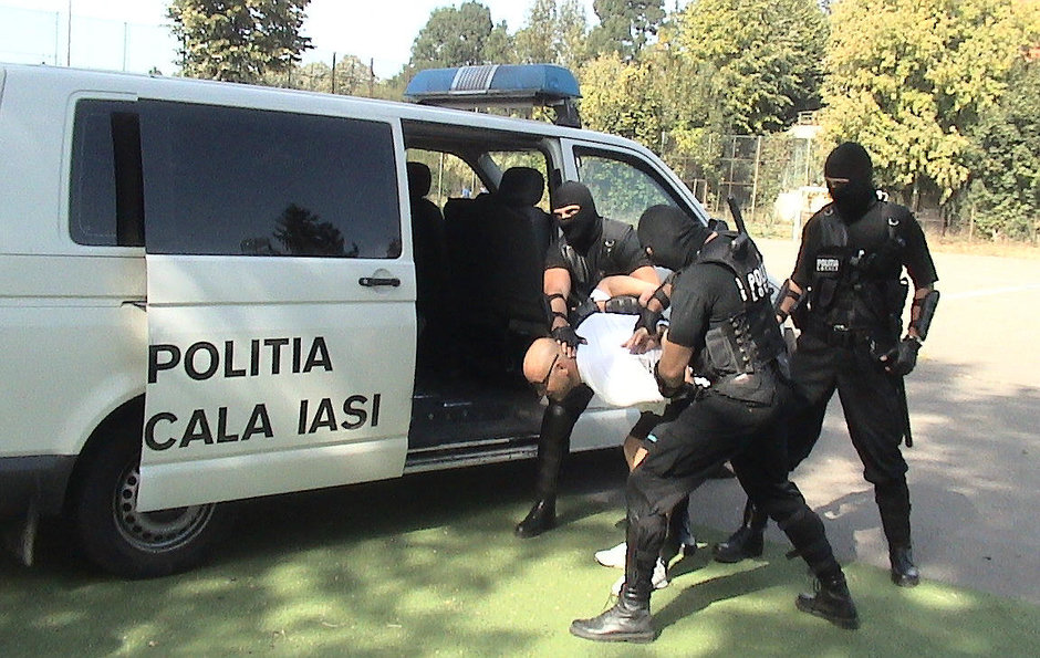 Editorial: Razboiul Politiilor din Romania, Rutiera vs. Locala sau studenti vs. gardieni