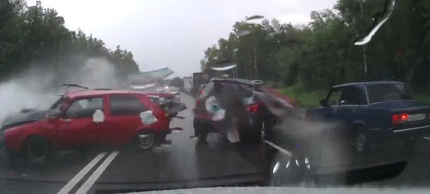 Efectele acvaplanarii: accident violent pe timp de ploaie Efectele acvaplanarii: accident violent pe timp de ploaie
