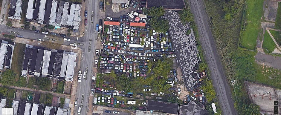 El e vecinul de care toata lumea fuge: a umplut terenul din cartier cu 150 de masini