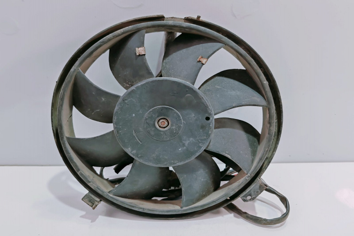 Electroventilator Cu defect Volkswagen VW Passat B5.5 [facelift] [2000 - 2005]