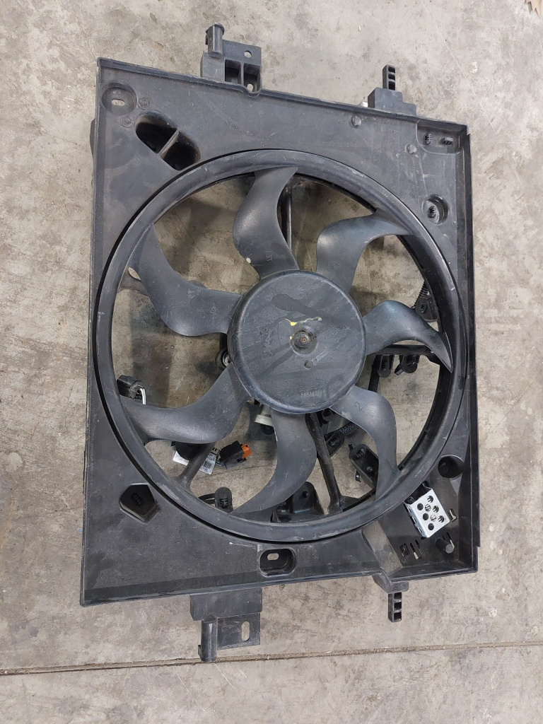 Electroventilator Dacia Duster 1.5 Motorina 2019, 214810150R / CU DEFECT