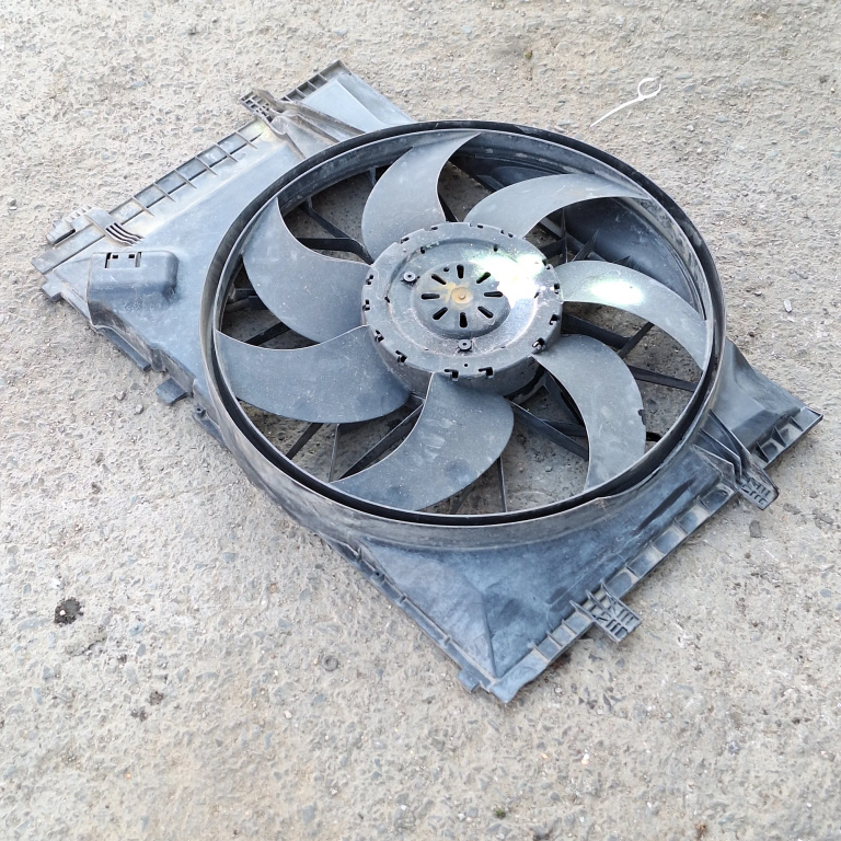 Electroventilator Radiator Mercedes-Benz C-Class (W203) 2000-2007 C220 Cdi (203.006) Motorina A2035001593, G138Y19, Ec138Y19, 885003230, 00009811, 03179112, 885003903, A2035001493, 885002679 Temic