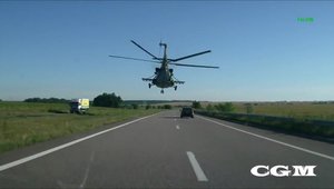 Elicopterele armatei ruse ii tachineaza pe soferii unei autostrazi