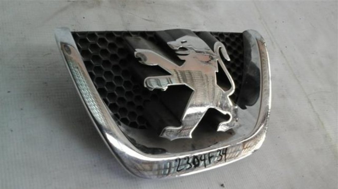 Emblema bara fata Peugeot 207 An 2006 2007 2008 2009 2010 cod 303002001