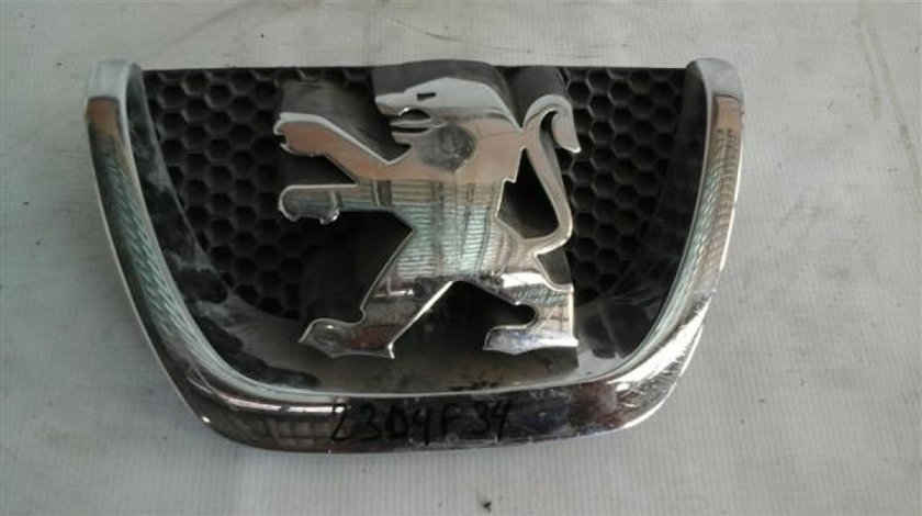 Emblema bara fata Peugeot 207 An 2006 2007 2008 2009 2010 cod 303002001