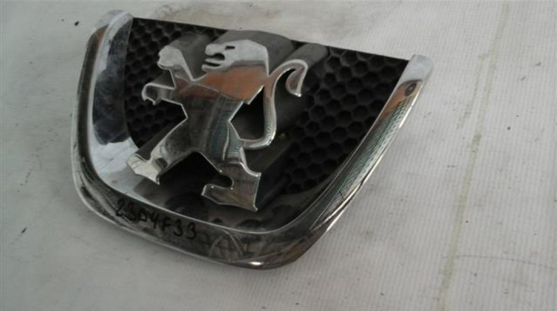 Emblema bara fata Peugeot 207 An 2006 2007 2008 2009 2010 cod 303002001