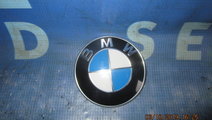 Emblema BMW F10 2010; 8132375 (spate)