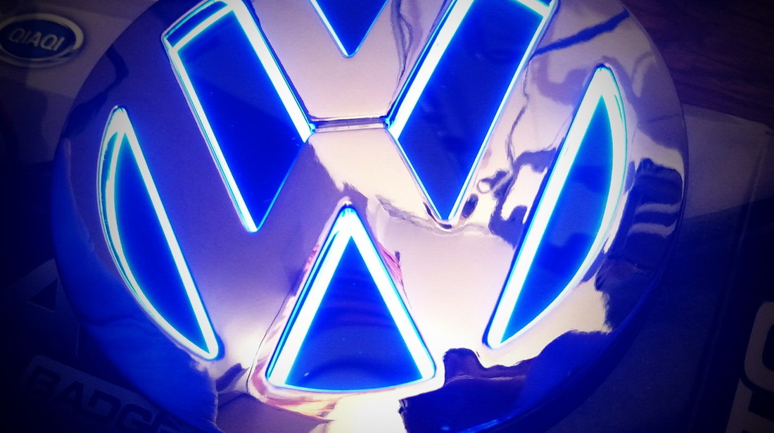 Emblema curbata volkswagen LED albastru sigla 5d vw logo iluminat