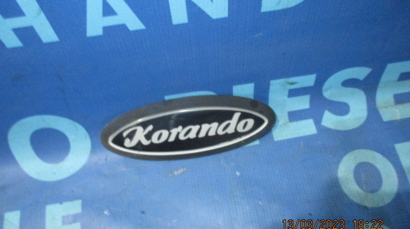 Emblema Daewoo Korando 1999 (aripa dreapta)