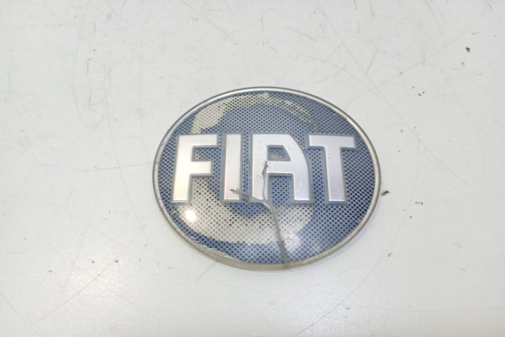 Emblema fata Cu defect Fiat