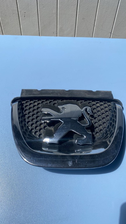 Emblema grila bara fata Peugeot 308 SW 1.6 THP 5FX 2009 Cod : 9680505177