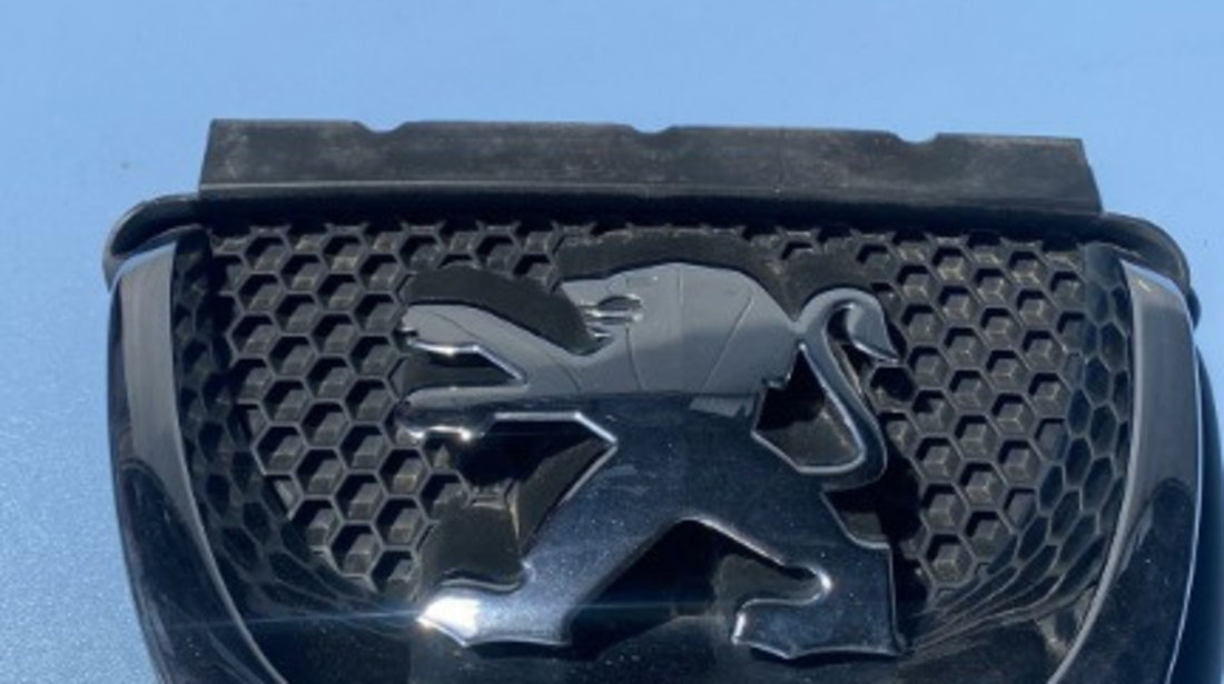 Emblema grila bara fata Peugeot 308 SW 1.6 THP 5FX 2009 Cod : 9680505177