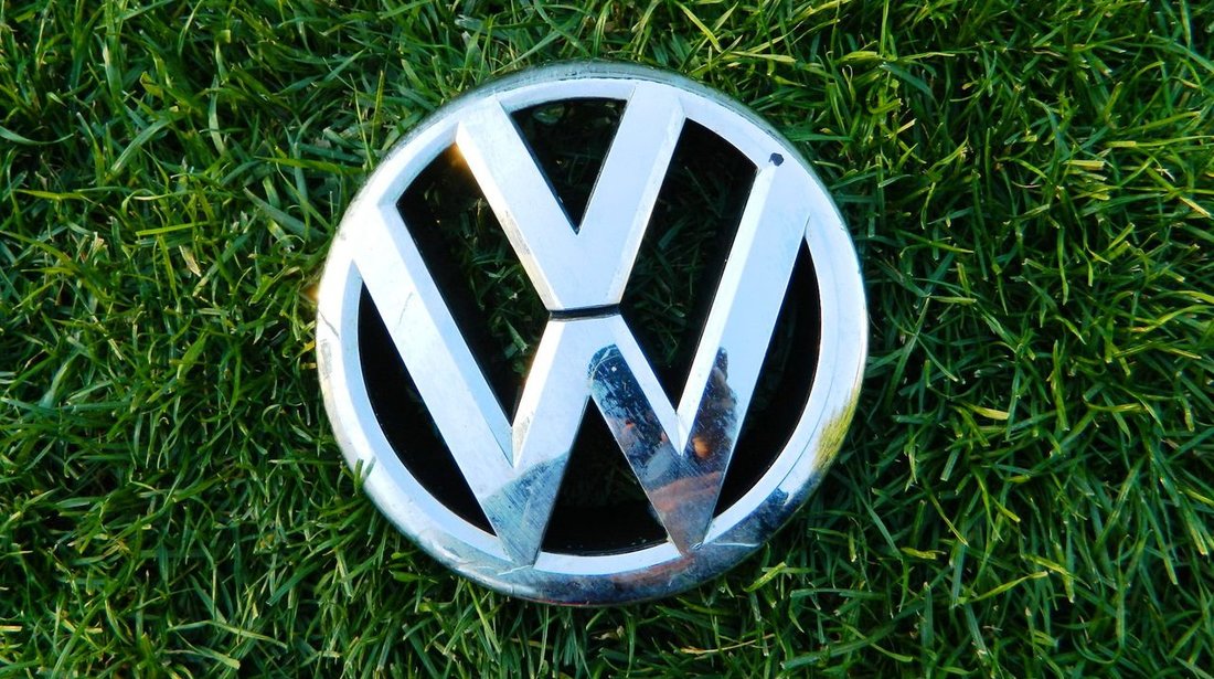 Emblema grila capota VW Passat model 2011-2014 cod 561853600
