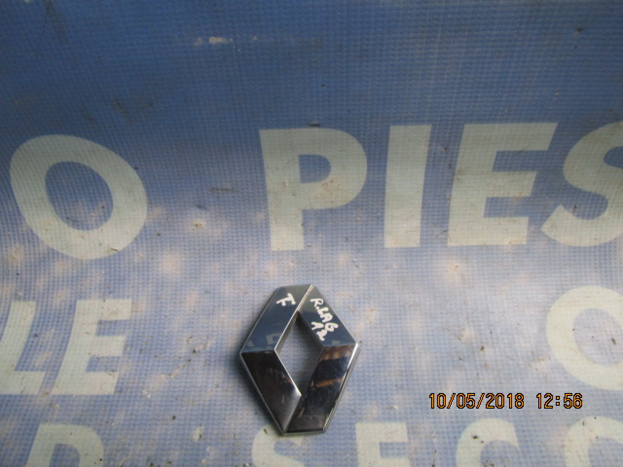 Emblema Renault Laguna;  8200027424 (fata)