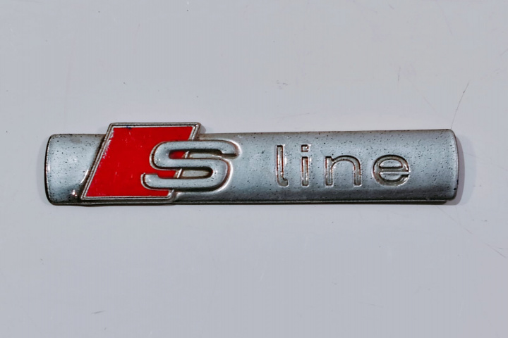 Emblema sigla s line 8N0853601A Audi