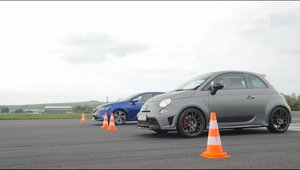 Este duelul cailor putere si al greutatii. Scurta liniuta intre Renault Megane GT si Fiat 500 Abarth