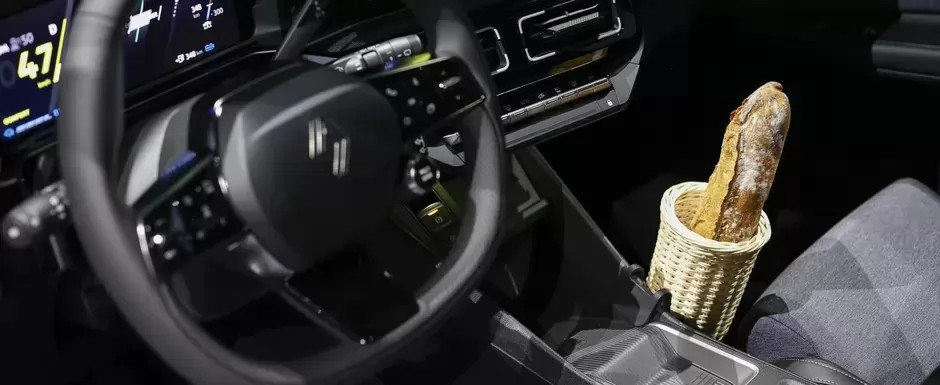Este inceputul unei noi ere. Renault lanseaza pe piata o masina pe care nu a mai vandut-o din 1996. Noua generatie are un design retro la exterior si suport pentru baghete la interior. Cat costa in Romania Este inceputul unei noi ere. Renault lanseaza pe piata o masina pe care nu a mai vandut-o din 1996. Noua generatie are un design retro la exterior si suport pentru baghete la interior. Cat costa in Romania