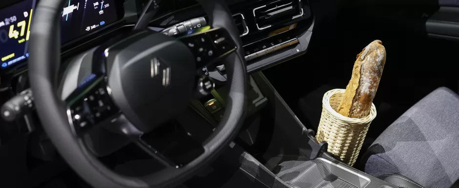 Este inceputul unei noi ere. Renault lanseaza pe piata o masina pe care nu a mai vandut-o din 1996. Noua generatie are un design retro la exterior si suport pentru baghete la interior. Cat costa Este inceputul unei noi ere. Renault lanseaza pe piata o masina pe care nu a mai vandut-o din 1996. Noua generatie are un design retro la exterior si suport pentru baghete la interior. Cat costa