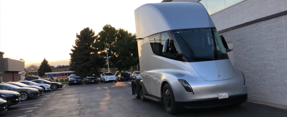 Este prima data cand cineva ii filmeaza cabina. Cum arata de aproape capul tractor electric de la TESLA Este prima data cand cineva ii filmeaza cabina. Cum arata de aproape capul tractor electric de la TESLA