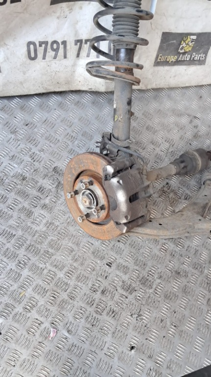 Etrier stanga fata Peugeot Partner 2.0 HDI cod motor RHY , transimie manuala an 2004