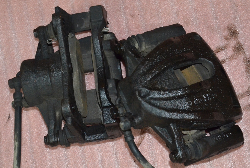 Etrier stanga sau dreapta fata Avensis T25 2.0 D4D 2003 - 2008