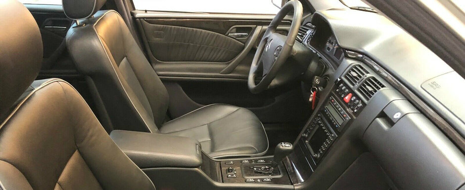 Exista numai 15 in lume, iar una-i de vanzare. Masina din 2000 are motor V8 si tractiune integrala Exista numai 15 in lume, iar una-i de vanzare. Masina din 2000 are motor V8 si tractiune integrala