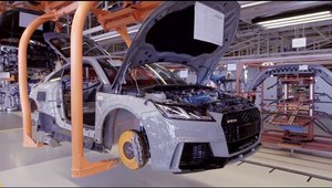 Face suta in 3.7 secunde si prinde 280 km/h. Uite cum se fabrica in Ungaria una dintre cele mai rapide masini ale momentului