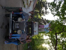 Familia care face inconjurul lumii de 16 ani cu o masina din 1928 a ajuns in Romania!