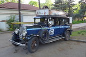 Familia care face inconjurul lumii de 16 ani cu o masina din 1928 a ajuns in Romania!