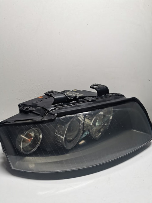 Far dreapta Audi A4 B6 Bi Xenon Europa fond negru