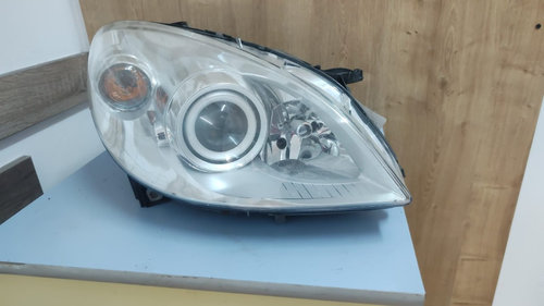 Far dreapta Bi-xenon Mercedes B-klass w245 ,cod motor M266960 transmisie automata,an 2008 cod A16982...