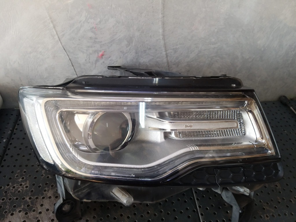 Far dreapta bixenon led jeep grand cherokee 4 wk wk2 68144708ab
