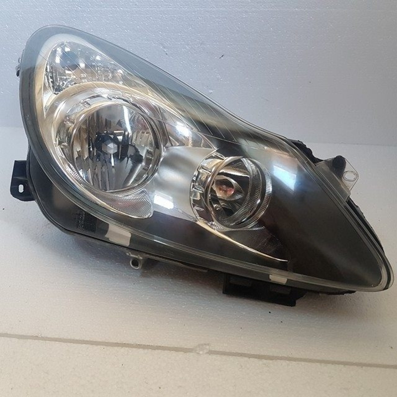Far dreapta cod 13217454 cu fundal negru opel corsa d 2006-2010