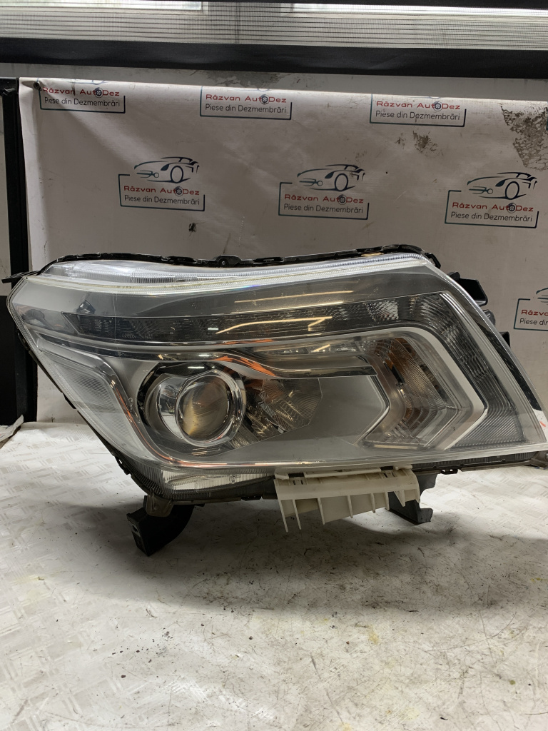 Far dreapta cu led Nissan Navara - Motorina 2016, -