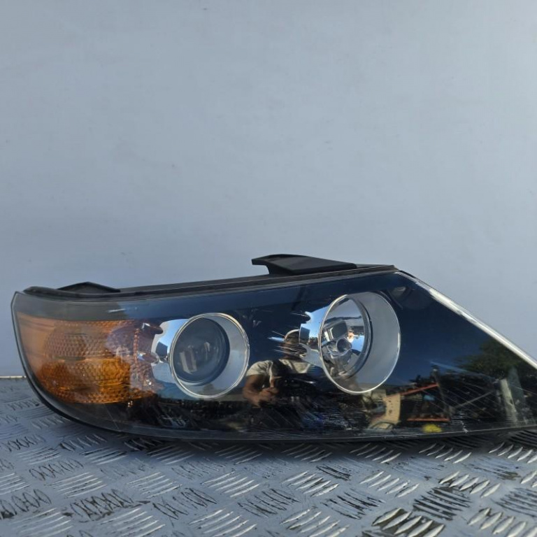 Far dreapta cu lupa Kia Sorento 2009->