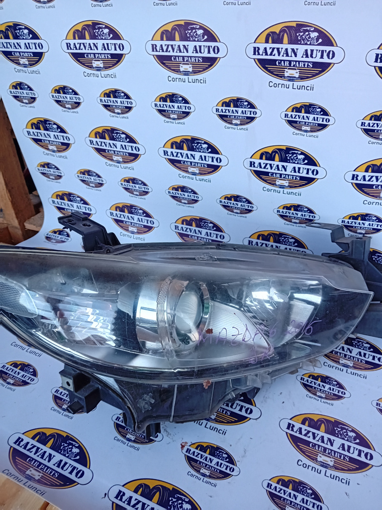 Far dreapta cu lupa Mazda 6 2015
